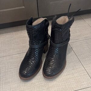 Freebird Casey Booties NWOT